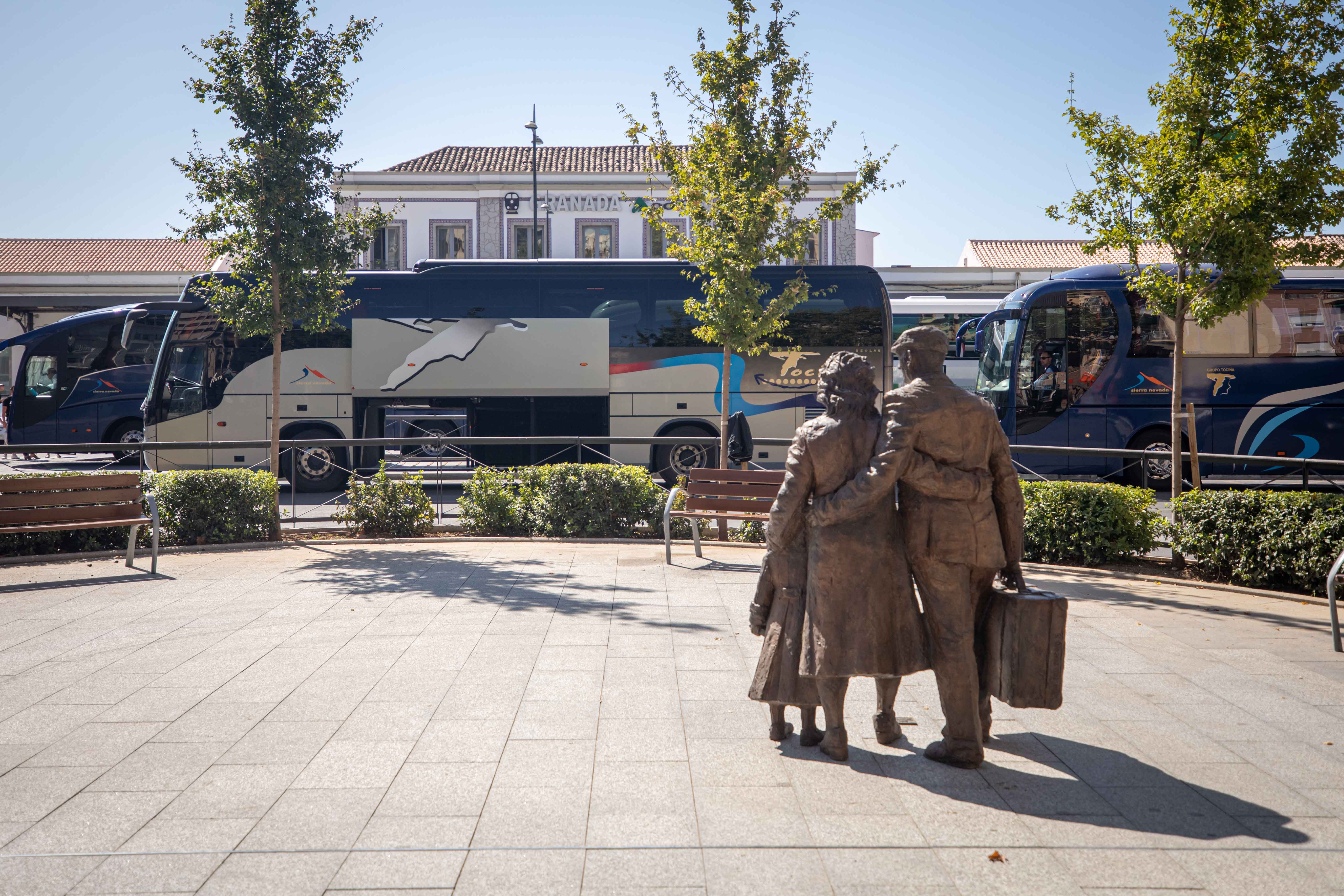 Fotos: Los autobuses llegan a Andaluces con los pasajeros afectados por la avería del AVE