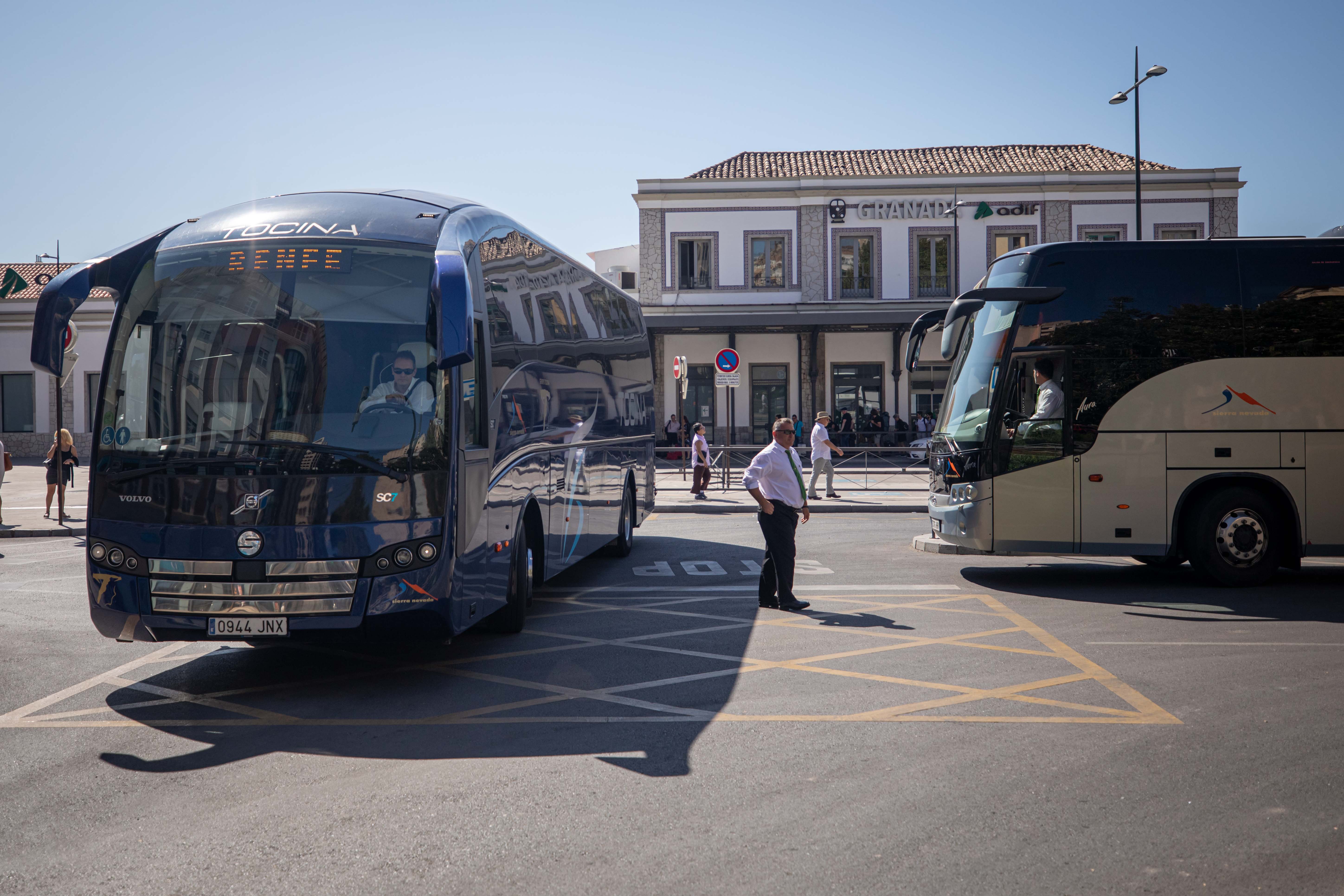 Fotos: Los autobuses llegan a Andaluces con los pasajeros afectados por la avería del AVE