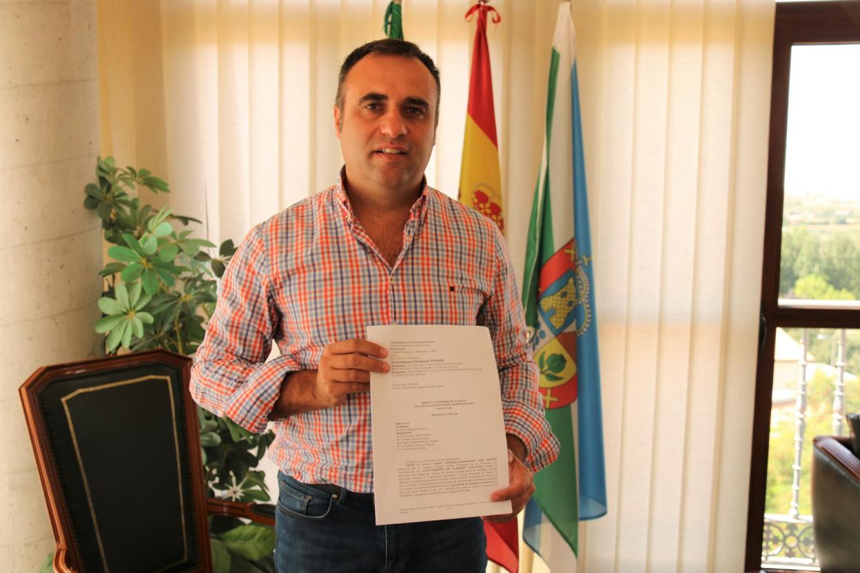 El alcalde de Alhendín muestra la sentencia favorable