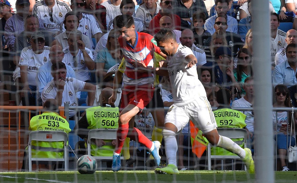 Carlos Fernández trata de marcharse de Casemiro durante el duelo ante el Real Madrdid. 