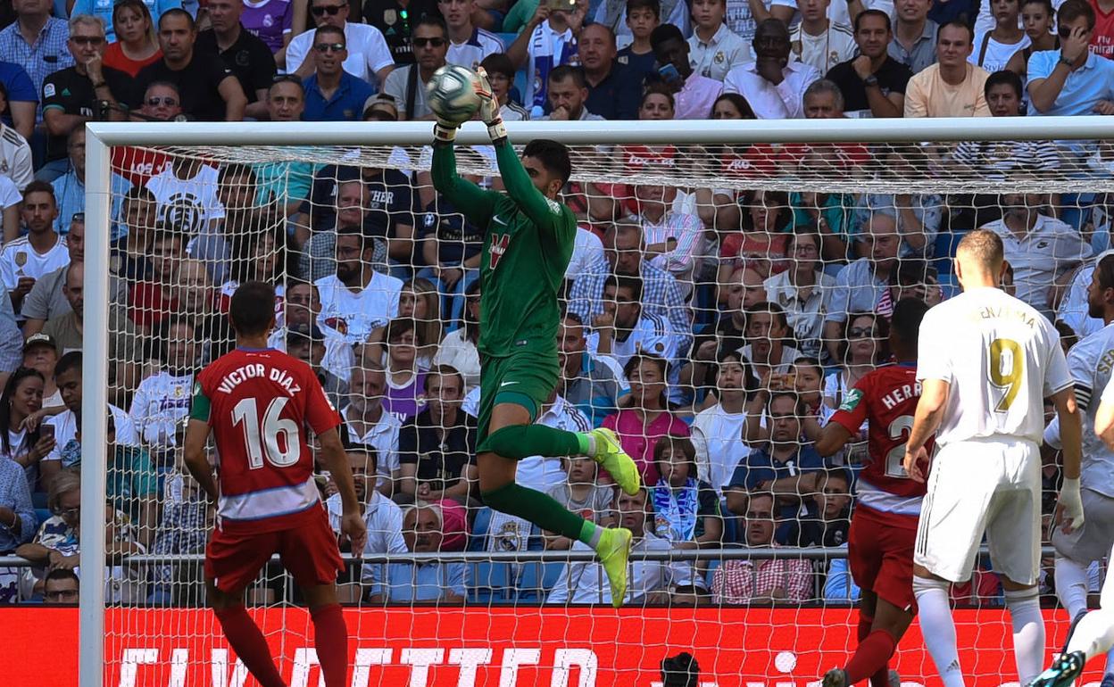 Rui Silva atrapa un balón aéreo en su área durante el partido en el Bernabéu. 