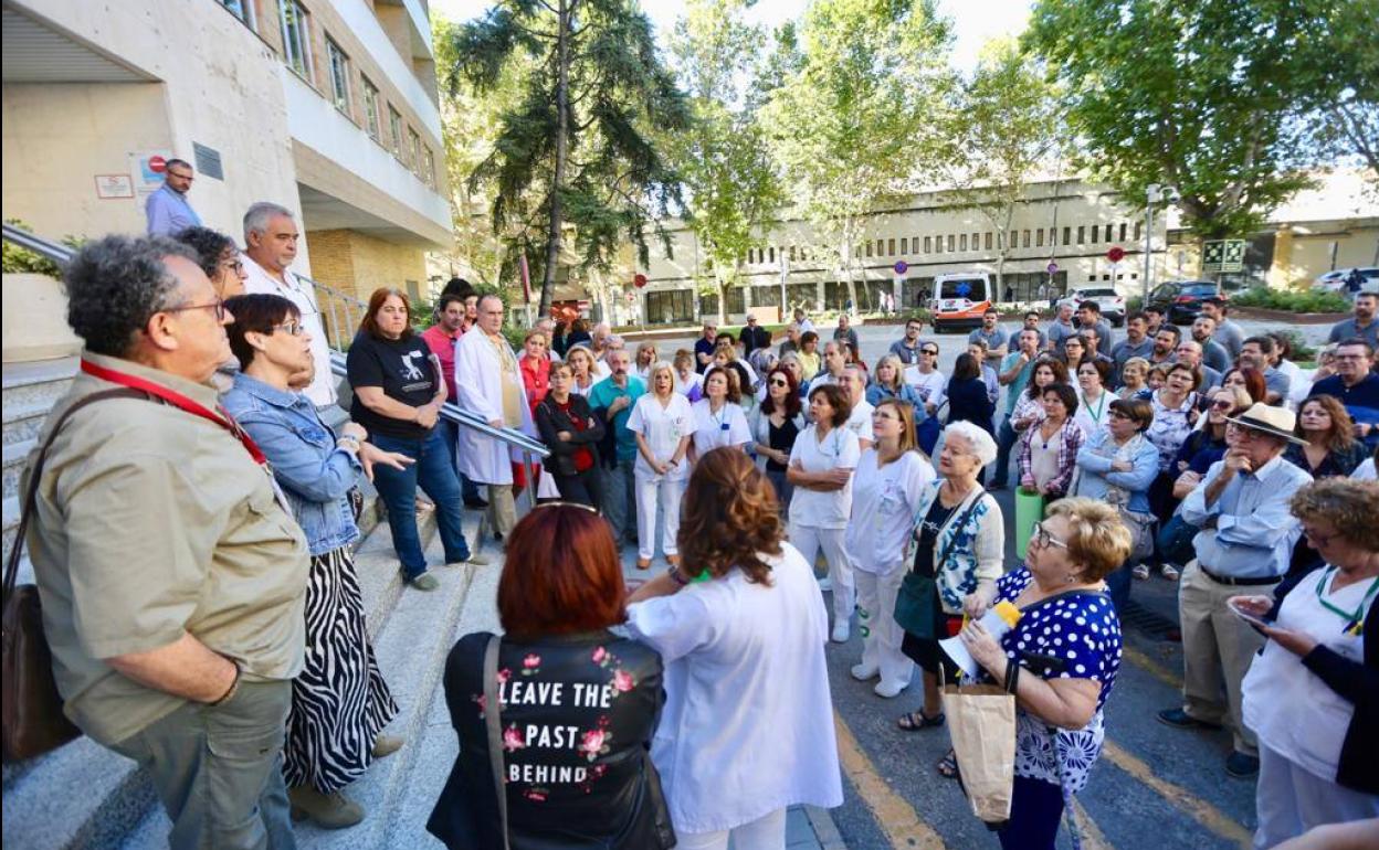 Sanitarios del Virgen de las Nieves de Granada se manifiestan por el cierre de camas en el hospital