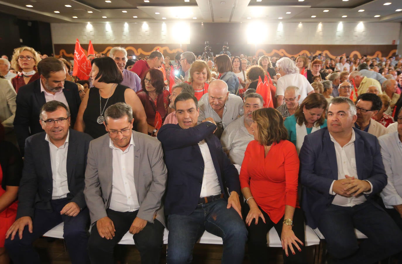 El presidente del Gobierno ha participado en un acto en la capital junto a la secretaria general de los socialistas andaluces, Susana Díaz, el presidente de la Diputación de Granada, José Entrena, y el secretario general del PSOE de la capital, Francisco Cuenca 