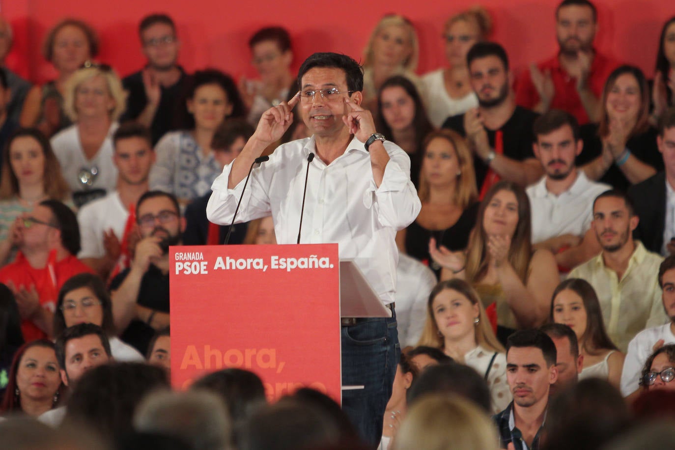 El presidente del Gobierno ha participado en un acto en la capital junto a la secretaria general de los socialistas andaluces, Susana Díaz, el presidente de la Diputación de Granada, José Entrena, y el secretario general del PSOE de la capital, Francisco Cuenca 