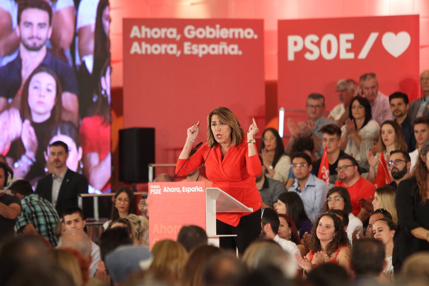 El presidente del Gobierno ha participado en un acto en la capital junto a la secretaria general de los socialistas andaluces, Susana Díaz, el presidente de la Diputación de Granada, José Entrena, y el secretario general del PSOE de la capital, Francisco Cuenca 