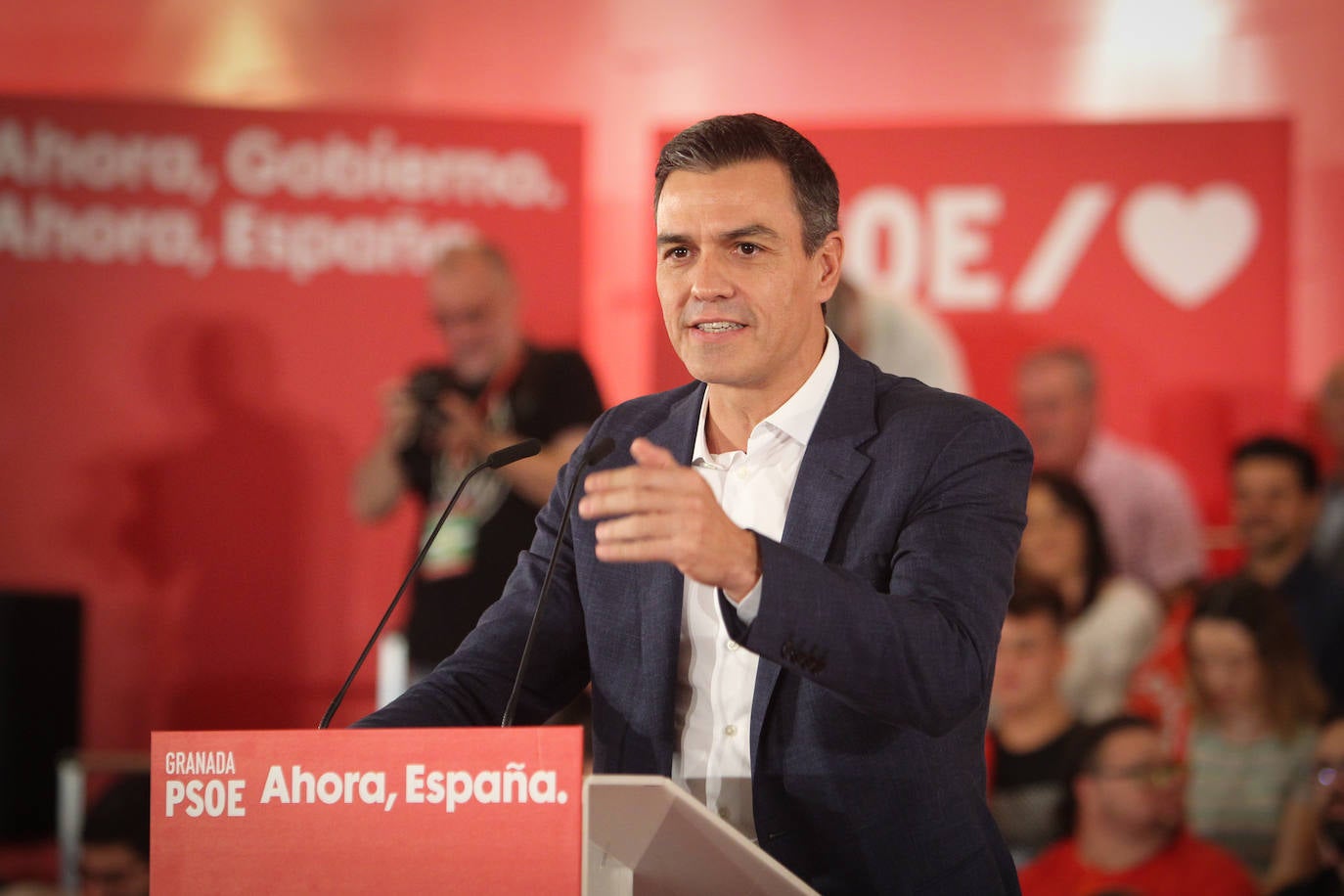 El presidente del Gobierno ha participado en un acto en la capital junto a la secretaria general de los socialistas andaluces, Susana Díaz, el presidente de la Diputación de Granada, José Entrena, y el secretario general del PSOE de la capital, Francisco Cuenca 