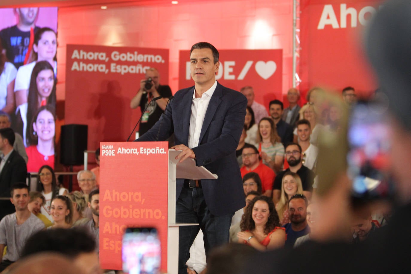 El presidente del Gobierno ha participado en un acto en la capital junto a la secretaria general de los socialistas andaluces, Susana Díaz, el presidente de la Diputación de Granada, José Entrena, y el secretario general del PSOE de la capital, Francisco Cuenca 