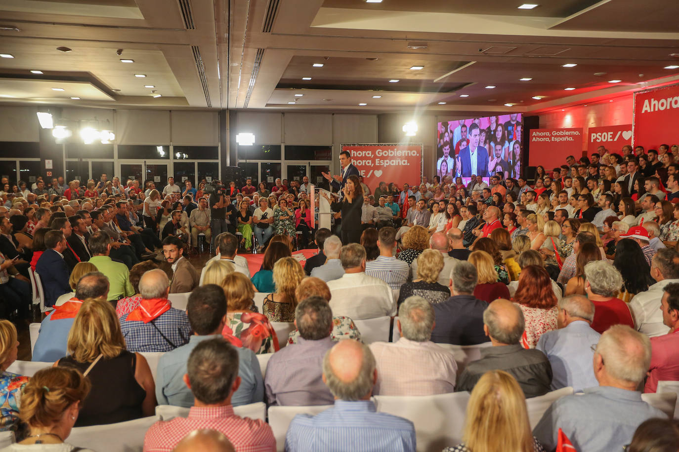 El presidente del Gobierno ha participado en un acto en la capital junto a la secretaria general de los socialistas andaluces, Susana Díaz, el presidente de la Diputación de Granada, José Entrena, y el secretario general del PSOE de la capital, Francisco Cuenca 