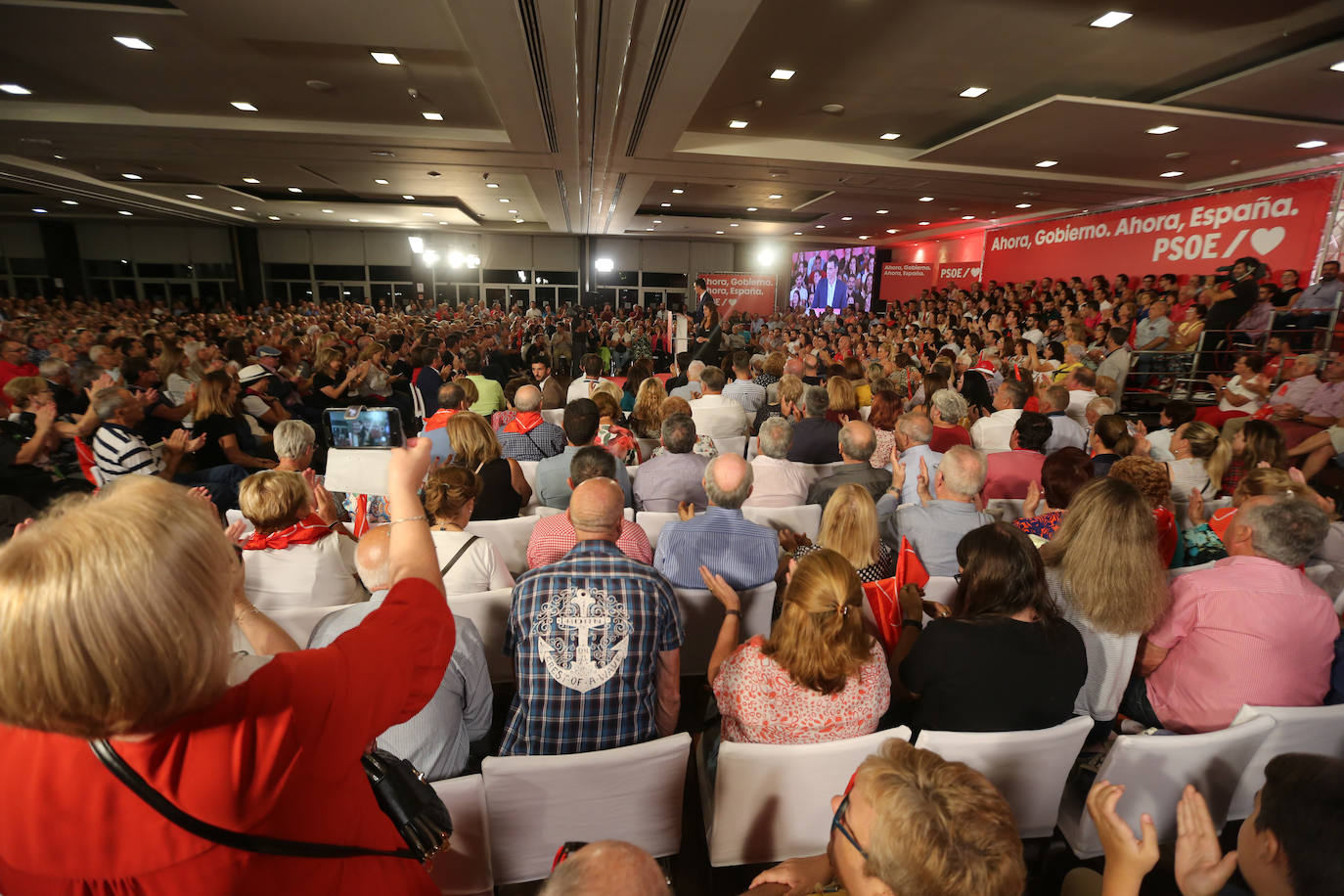 El presidente del Gobierno ha participado en un acto en la capital junto a la secretaria general de los socialistas andaluces, Susana Díaz, el presidente de la Diputación de Granada, José Entrena, y el secretario general del PSOE de la capital, Francisco Cuenca 