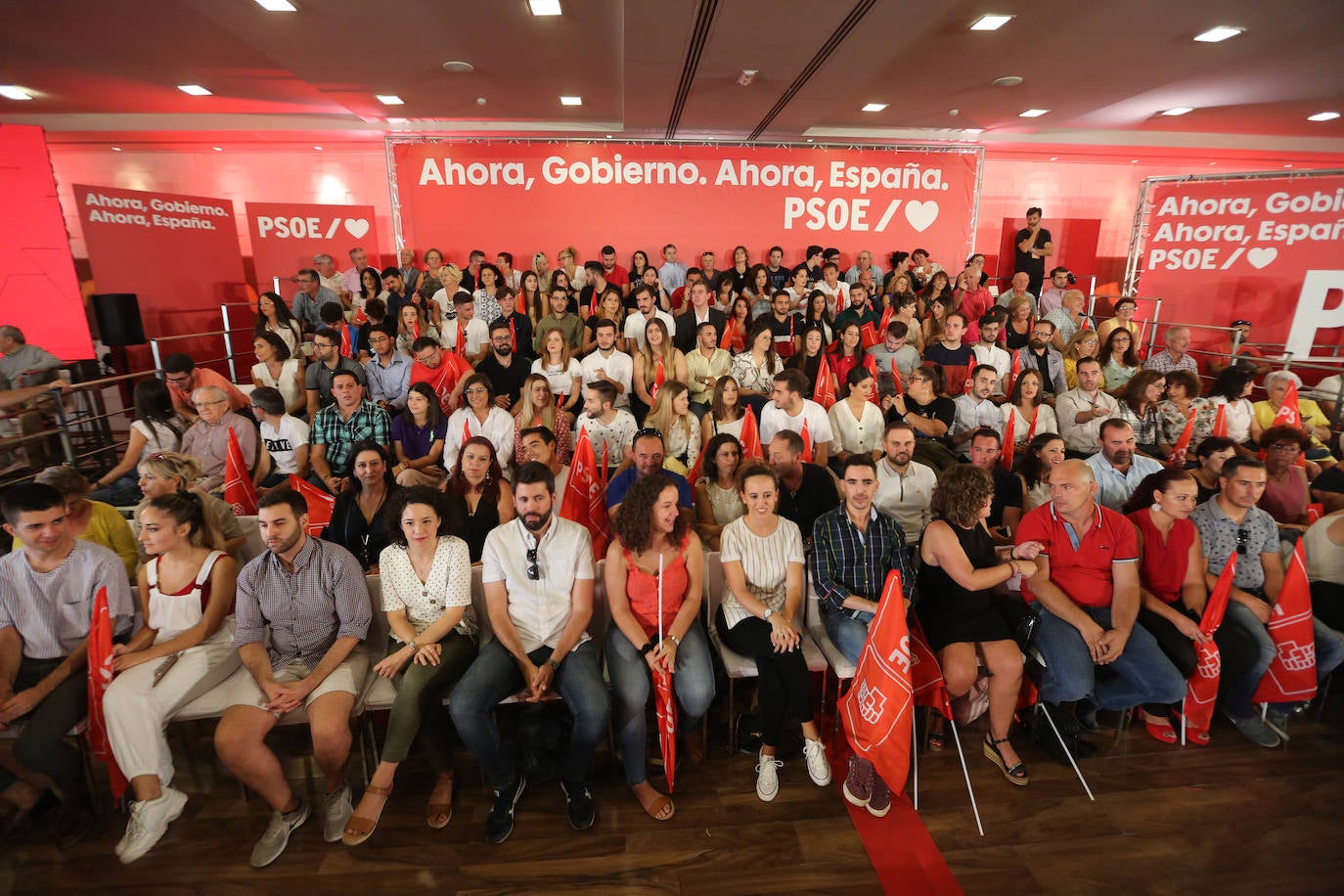 El presidente del Gobierno ha participado en un acto en la capital junto a la secretaria general de los socialistas andaluces, Susana Díaz, el presidente de la Diputación de Granada, José Entrena, y el secretario general del PSOE de la capital, Francisco Cuenca 