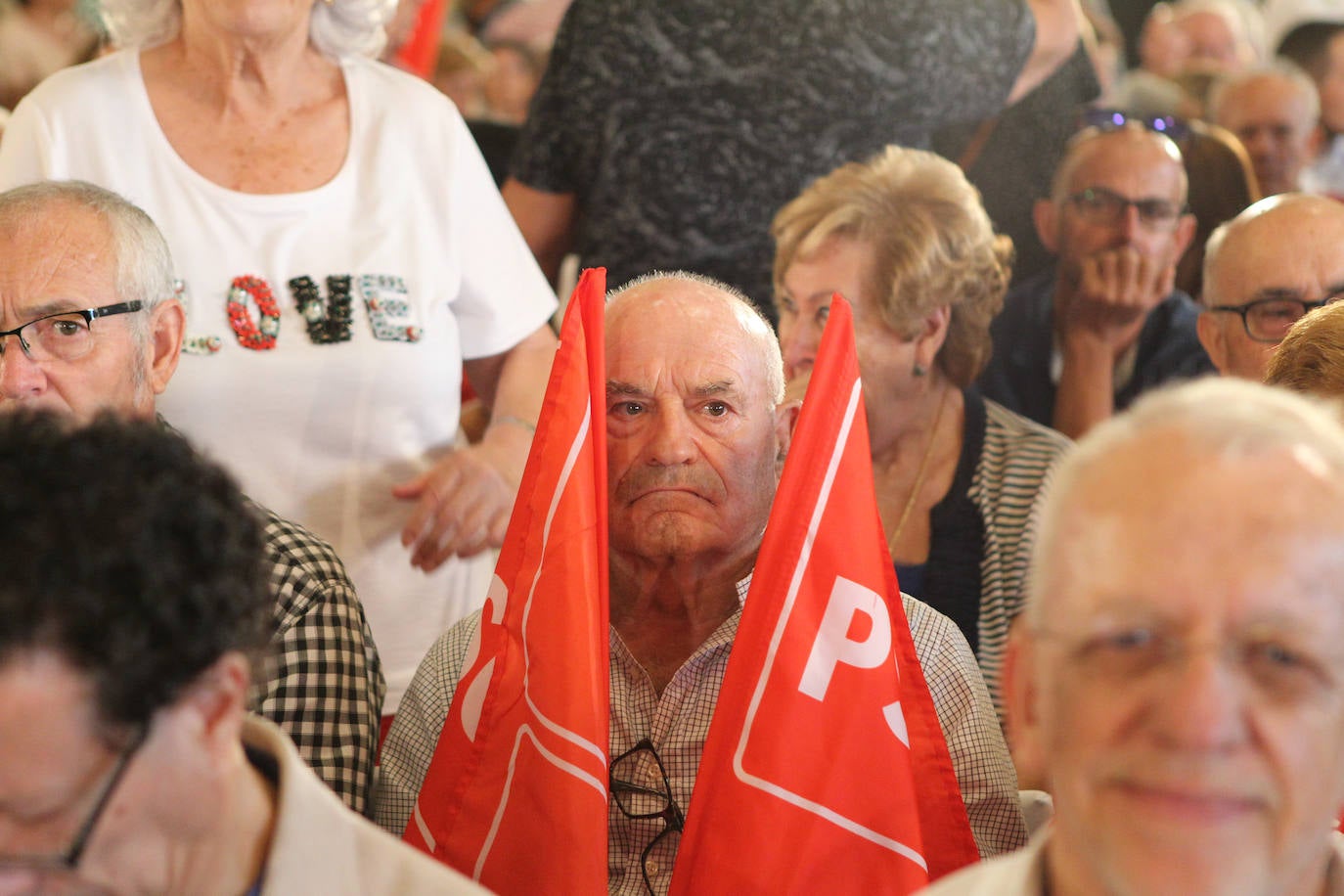 El presidente del Gobierno ha participado en un acto en la capital junto a la secretaria general de los socialistas andaluces, Susana Díaz, el presidente de la Diputación de Granada, José Entrena, y el secretario general del PSOE de la capital, Francisco Cuenca 