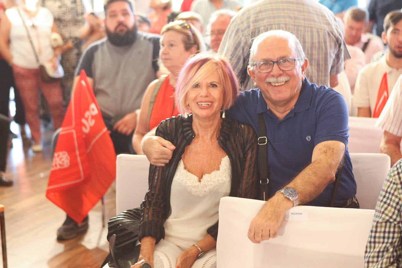 El presidente del Gobierno ha participado en un acto en la capital junto a la secretaria general de los socialistas andaluces, Susana Díaz, el presidente de la Diputación de Granada, José Entrena, y el secretario general del PSOE de la capital, Francisco Cuenca 