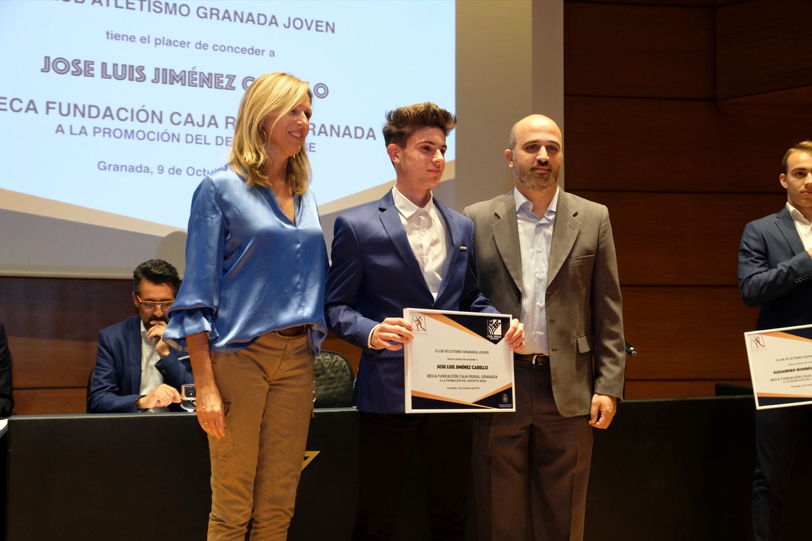 La Fundación Caja Rural entregó las seis becas de las que serán beneficiarios atletas del club Granada Joven a través de su programa de fomento del deporte base. Se trata de un proyecto que pretende que a estos deportistas no les falte de nada en cuanto a nutrición, prevención de lesiones, revisiones médicas, estudio de la podología, fisioterapia periódica o a la hora de las concentraciones precisas.