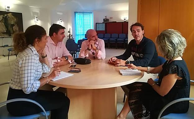 Reunión en el IMEFE para conocer los detalles de la oferta de empleo. 