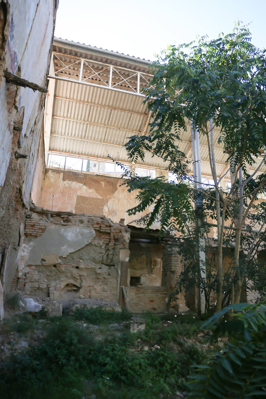 El Colegio de Arquitectos de Granada organizó ayer una visita guiada al Maristán con motivo de la Semana Internacional de la Arquitectura. El recorrido fue guiado por Pedro Salmerón, autor de la propuesta arquitectónica de restauración de este antiguo hospital nazarí.