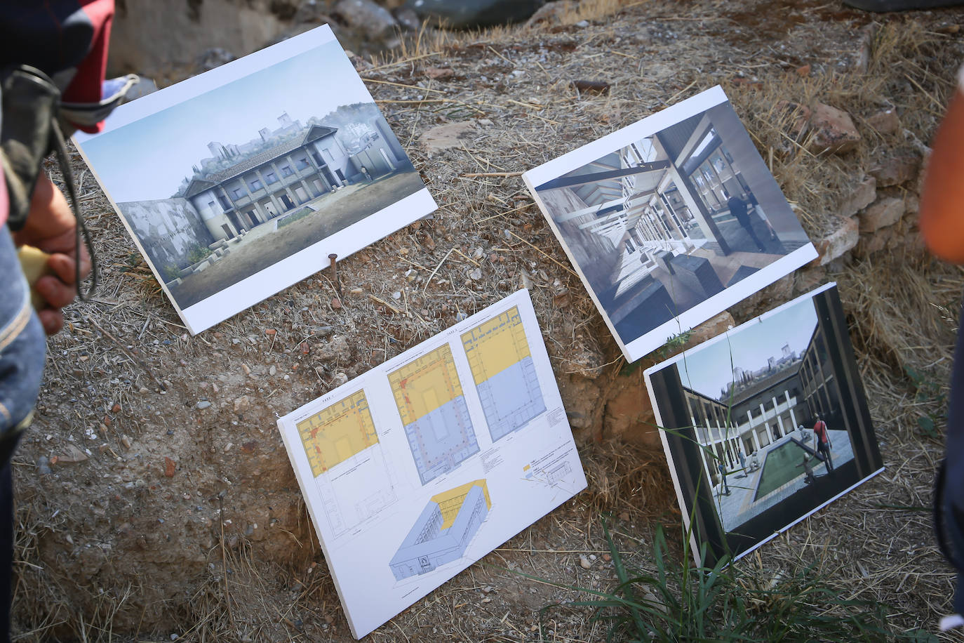 El Colegio de Arquitectos de Granada organizó ayer una visita guiada al Maristán con motivo de la Semana Internacional de la Arquitectura. El recorrido fue guiado por Pedro Salmerón, autor de la propuesta arquitectónica de restauración de este antiguo hospital nazarí.