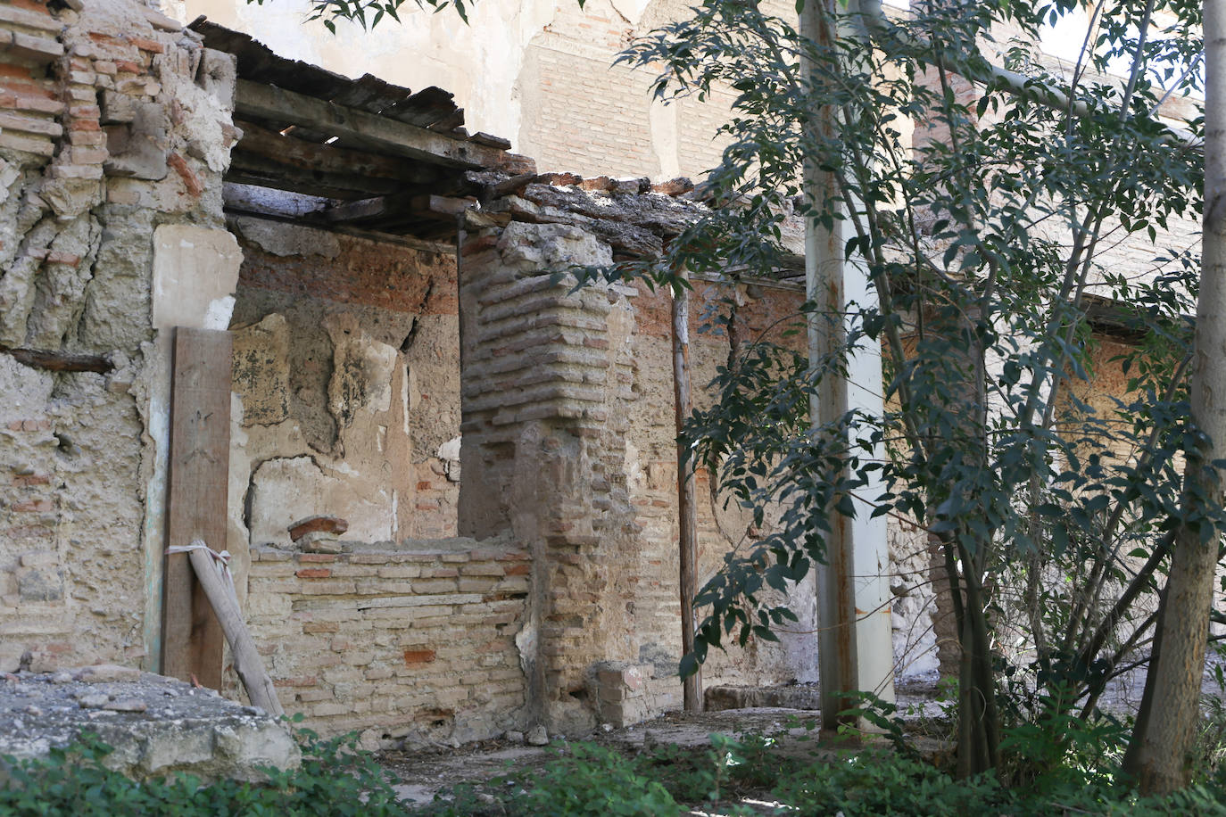 El Colegio de Arquitectos de Granada organizó ayer una visita guiada al Maristán con motivo de la Semana Internacional de la Arquitectura. El recorrido fue guiado por Pedro Salmerón, autor de la propuesta arquitectónica de restauración de este antiguo hospital nazarí.