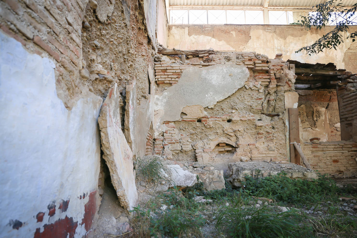 El Colegio de Arquitectos de Granada organizó ayer una visita guiada al Maristán con motivo de la Semana Internacional de la Arquitectura. El recorrido fue guiado por Pedro Salmerón, autor de la propuesta arquitectónica de restauración de este antiguo hospital nazarí.
