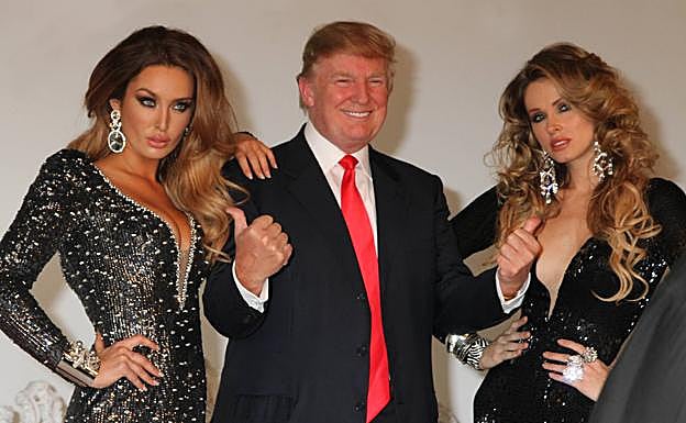 Coto de 'caza'. El presidente de EEUU posa con dos antiguas Miss Universo en una fiesta en Nueva York en el año 2011.