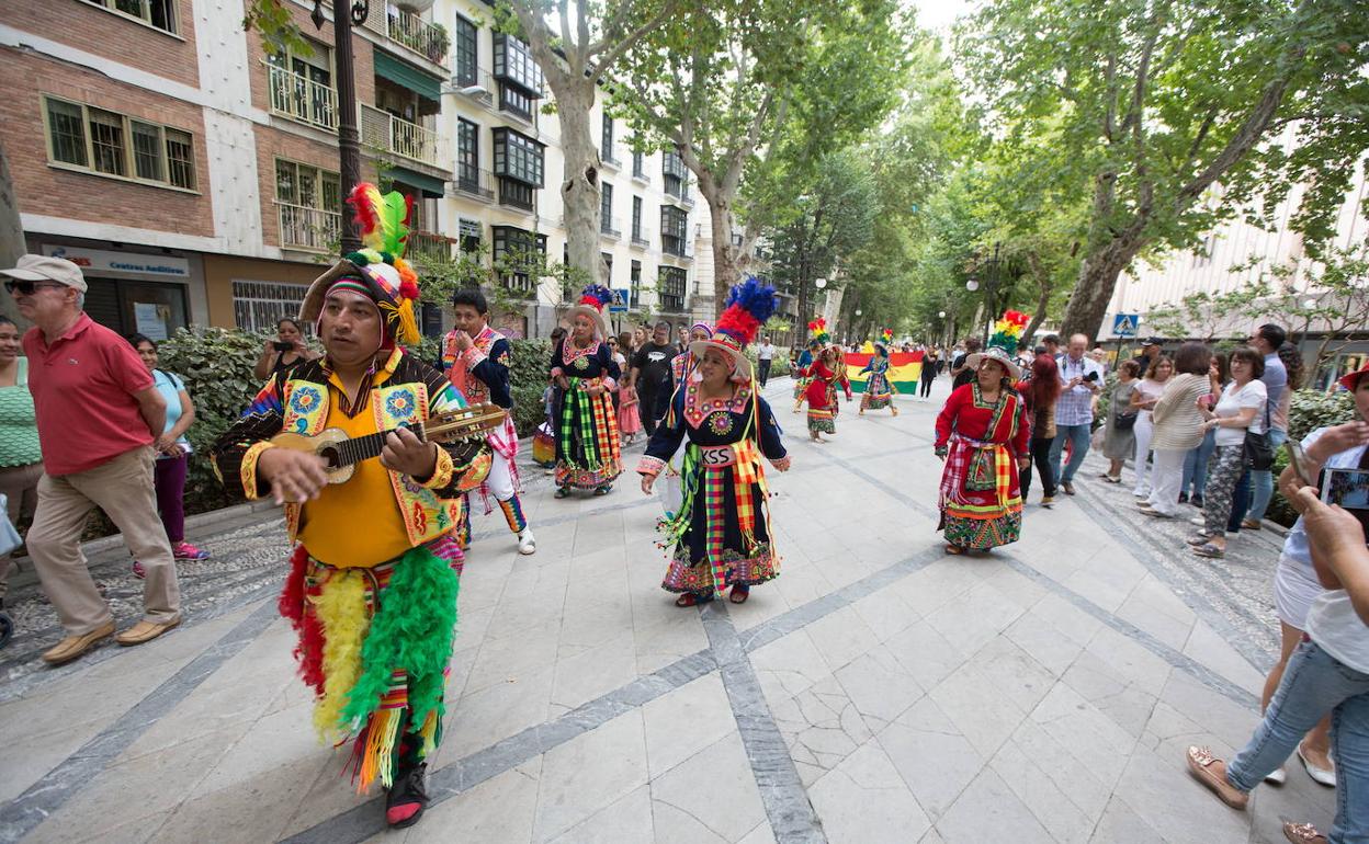 Día de la Hispanidad | El desfile del mestizaje inunda de luz y sonido las calles del centro de Granada