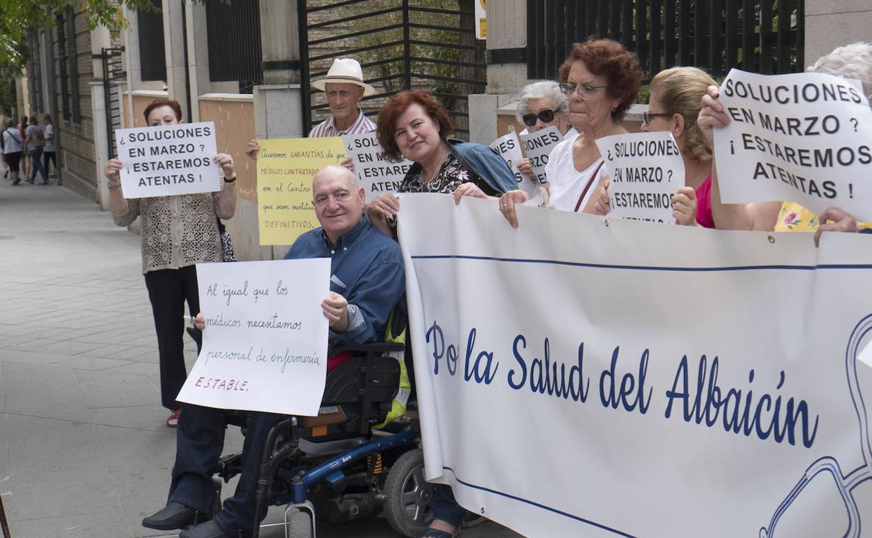 La protesta frente a la Delegación. 