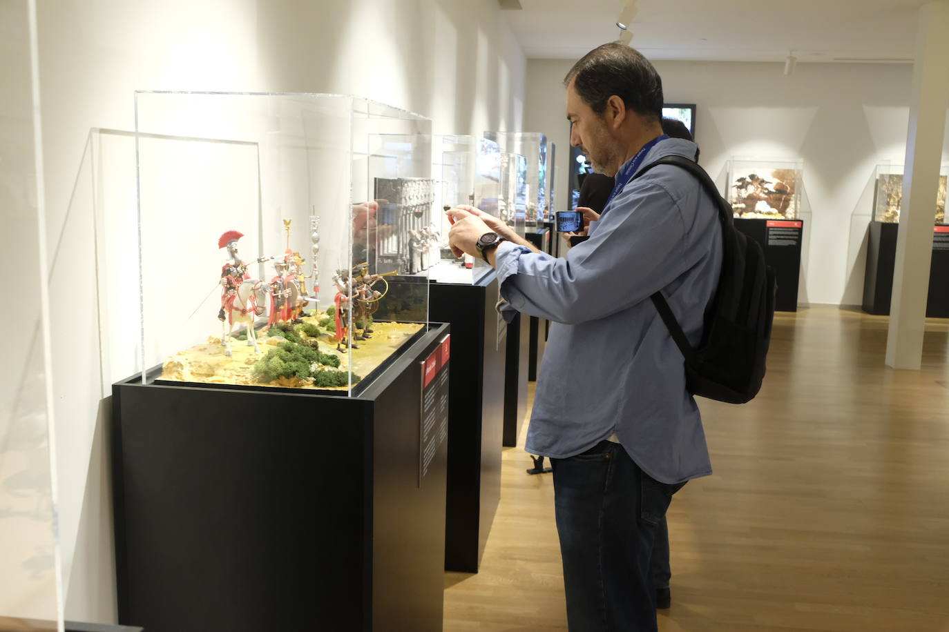 Esto es lo que podrás encontrar en la exposición que recorre 20 momentos fundamentales de la historia de la música hechos con plastilina.