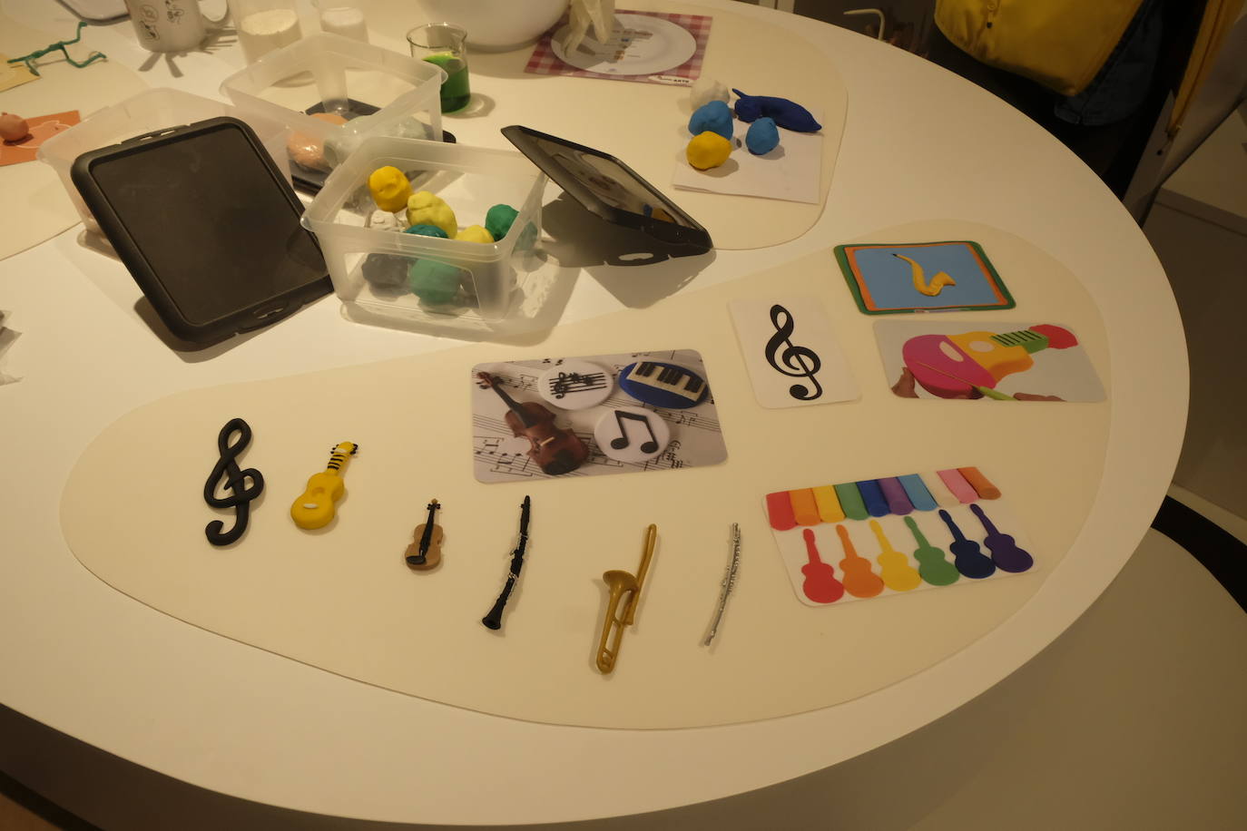 Esto es lo que podrás encontrar en la exposición que recorre 20 momentos fundamentales de la historia de la música hechos con plastilina.