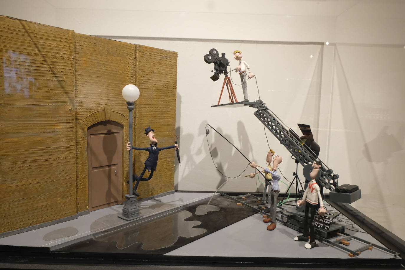 Esto es lo que podrás encontrar en la exposición que recorre 20 momentos fundamentales de la historia de la música hechos con plastilina.