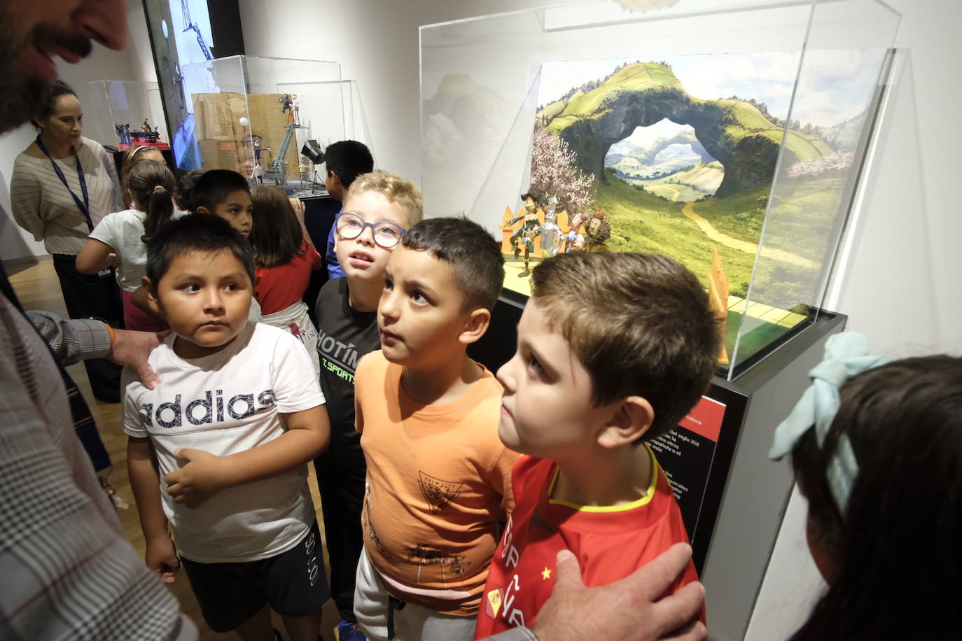 Esto es lo que podrás encontrar en la exposición que recorre 20 momentos fundamentales de la historia de la música hechos con plastilina.