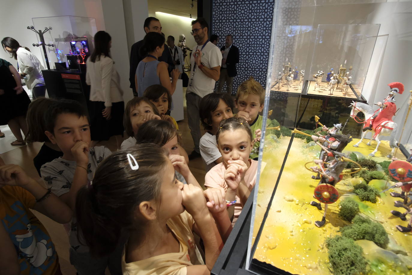 Esto es lo que podrás encontrar en la exposición que recorre 20 momentos fundamentales de la historia de la música hechos con plastilina.