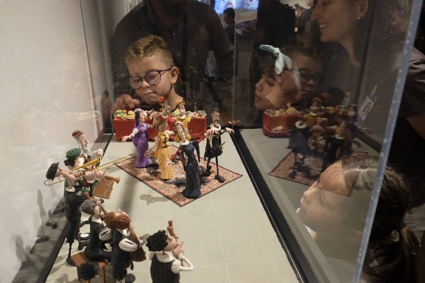 Esto es lo que podrás encontrar en la exposición que recorre 20 momentos fundamentales de la historia de la música hechos con plastilina.