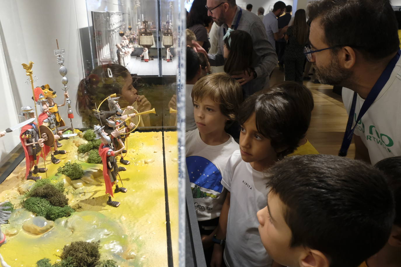 Esto es lo que podrás encontrar en la exposición que recorre 20 momentos fundamentales de la historia de la música hechos con plastilina.