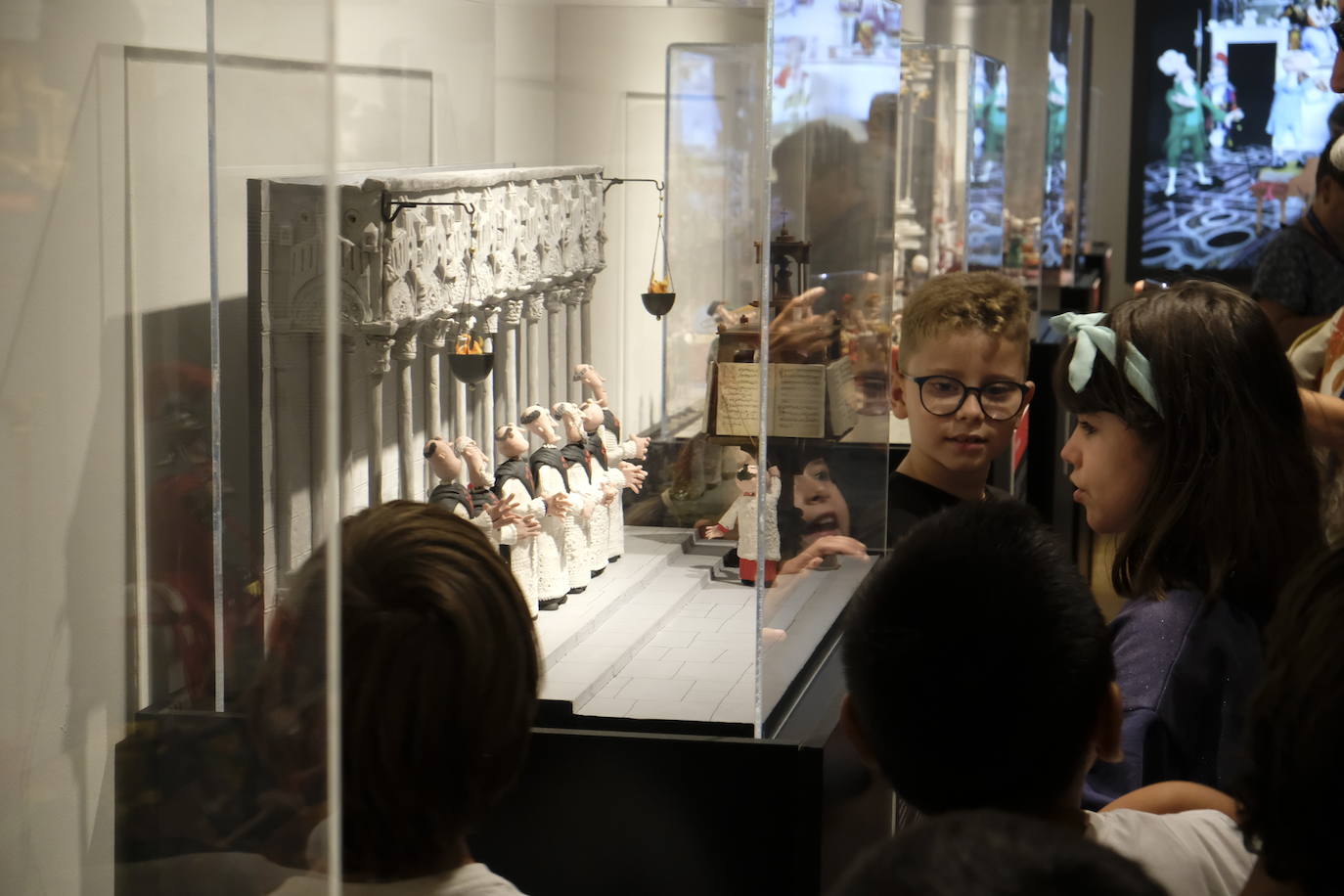 Esto es lo que podrás encontrar en la exposición que recorre 20 momentos fundamentales de la historia de la música hechos con plastilina.