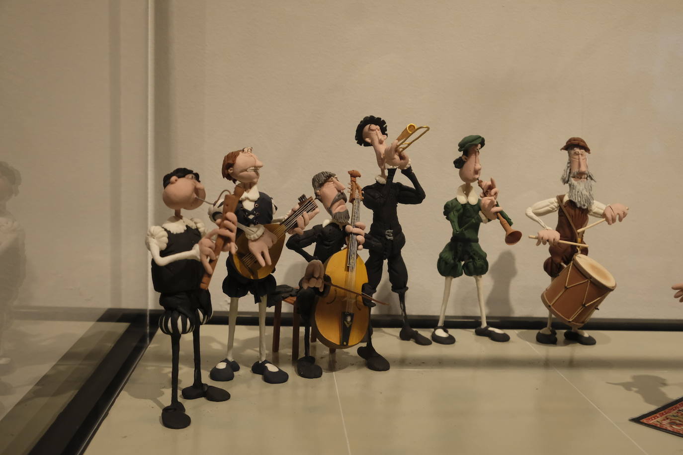 Esto es lo que podrás encontrar en la exposición que recorre 20 momentos fundamentales de la historia de la música hechos con plastilina.
