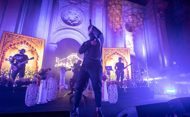 Galería. Las mejores fotos del concierto de Dellafuente y Raimundo Amador en la Plaza de las Pasiegas de Granada. 