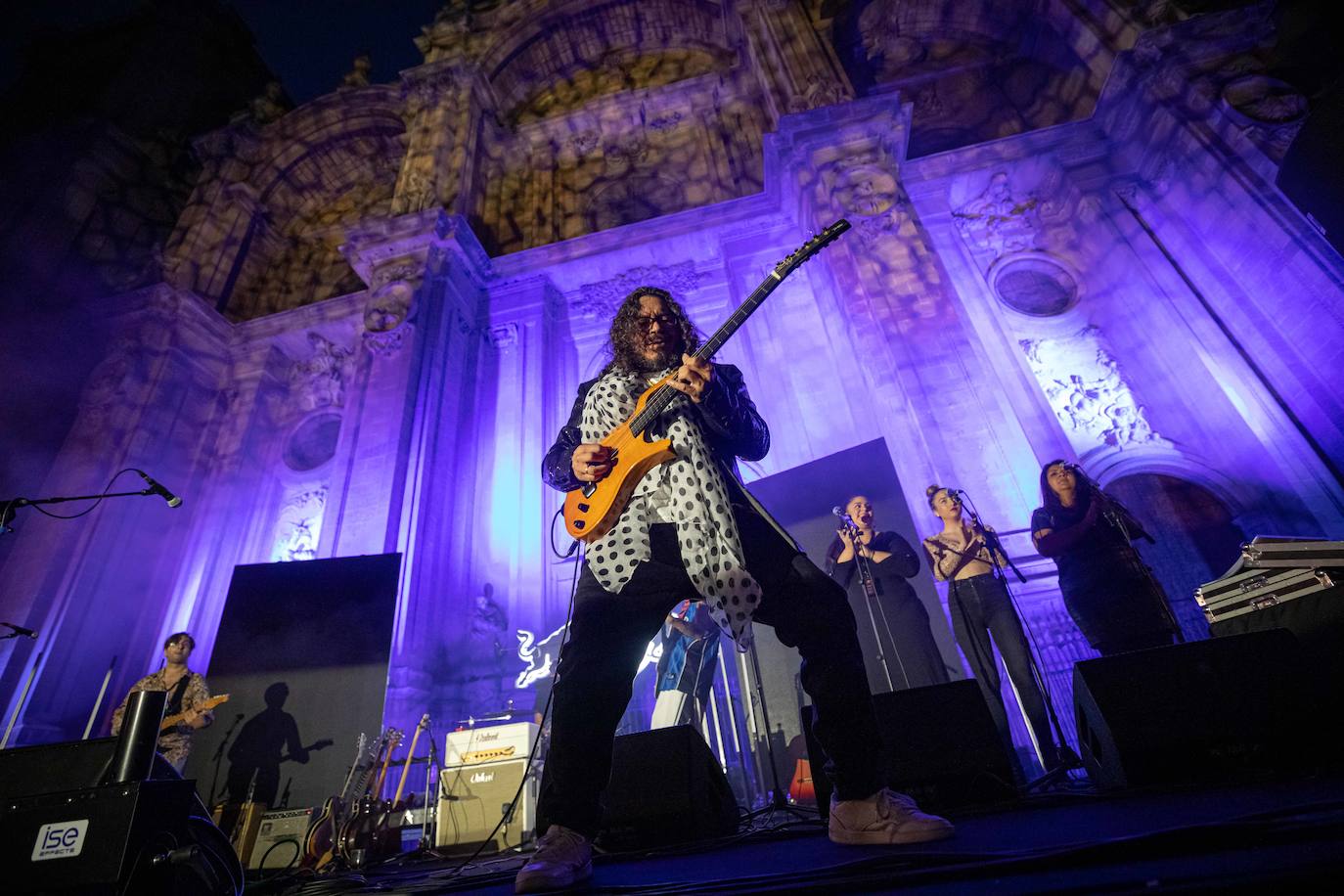 Ambos artistas se dieron en la noche del viernes la mano ante una Granada atiborrada de seguidores 