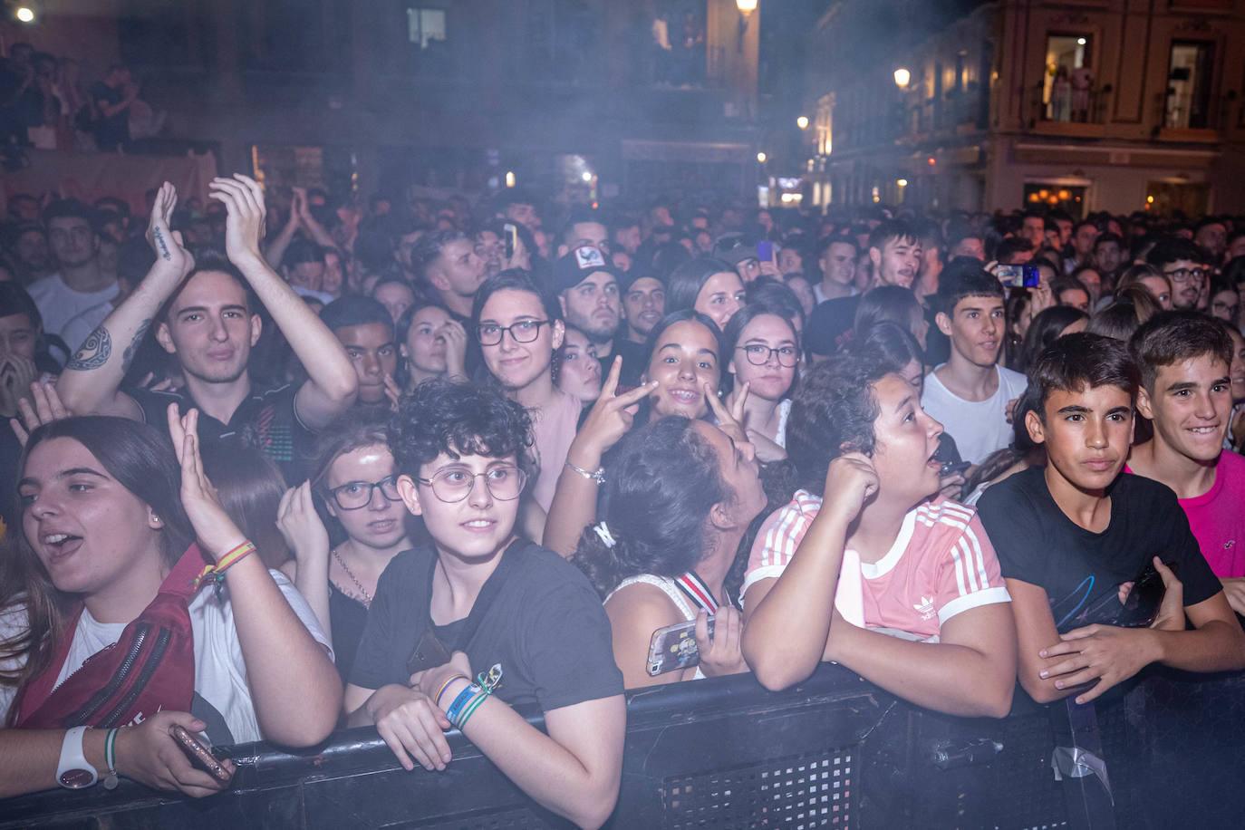 Ambos artistas se dieron en la noche del viernes la mano ante una Granada atiborrada de seguidores 