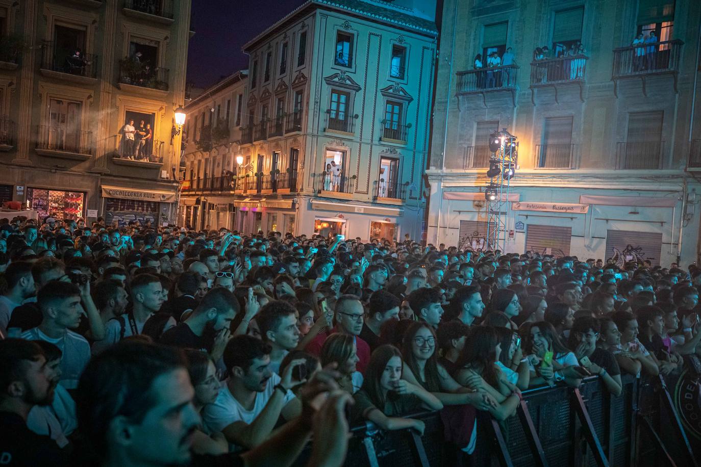 Ambos artistas se dieron en la noche del viernes la mano ante una Granada atiborrada de seguidores 