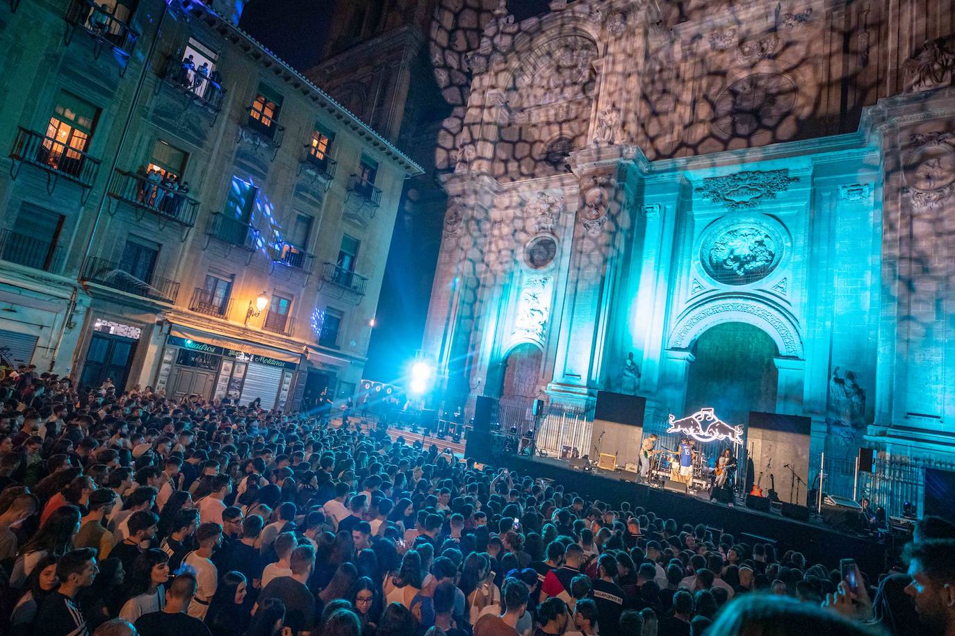 Ambos artistas se dieron en la noche del viernes la mano ante una Granada atiborrada de seguidores 