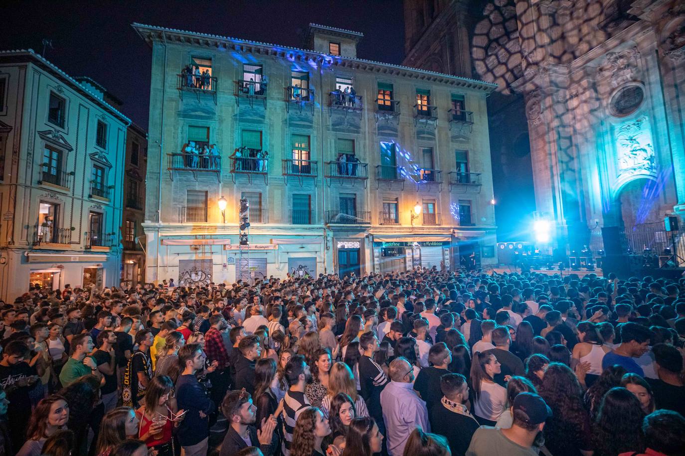 Ambos artistas se dieron en la noche del viernes la mano ante una Granada atiborrada de seguidores 