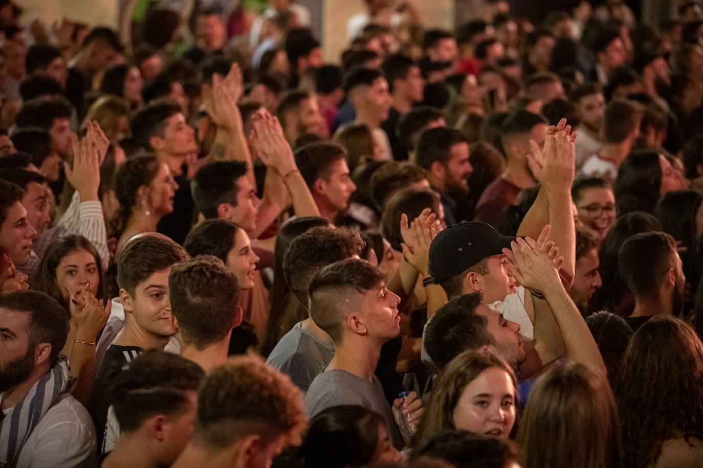 Ambos artistas se dieron en la noche del viernes la mano ante una Granada atiborrada de seguidores 