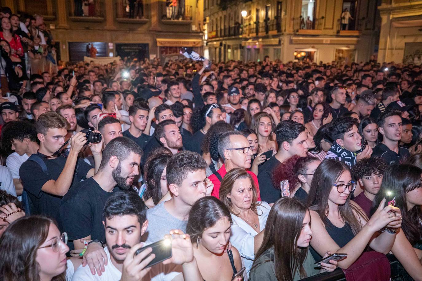 Ambos artistas se dieron en la noche del viernes la mano ante una Granada atiborrada de seguidores 