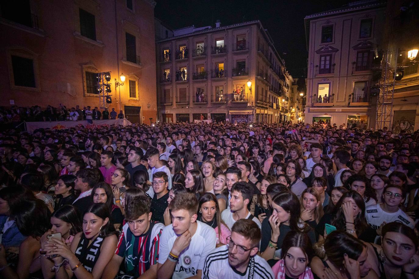 Ambos artistas se dieron en la noche del viernes la mano ante una Granada atiborrada de seguidores 