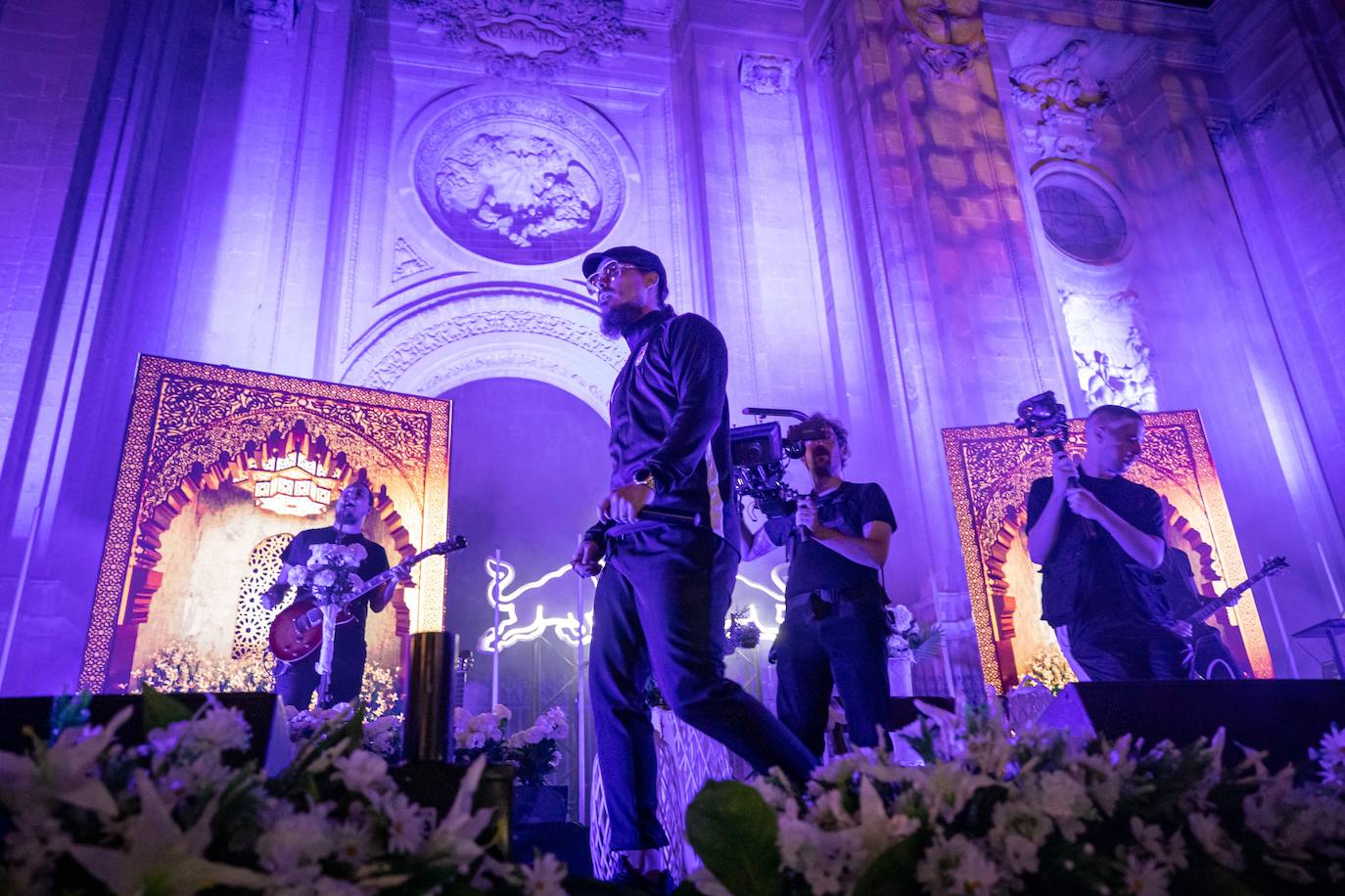 Ambos artistas se dieron en la noche del viernes la mano ante una Granada atiborrada de seguidores 