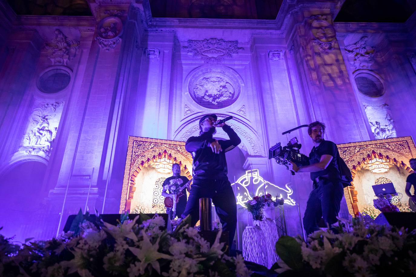 Ambos artistas se dieron en la noche del viernes la mano ante una Granada atiborrada de seguidores 