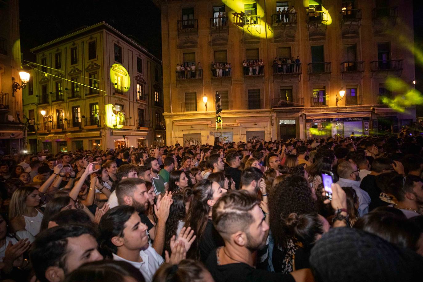 Ambos artistas se dieron en la noche del viernes la mano ante una Granada atiborrada de seguidores 