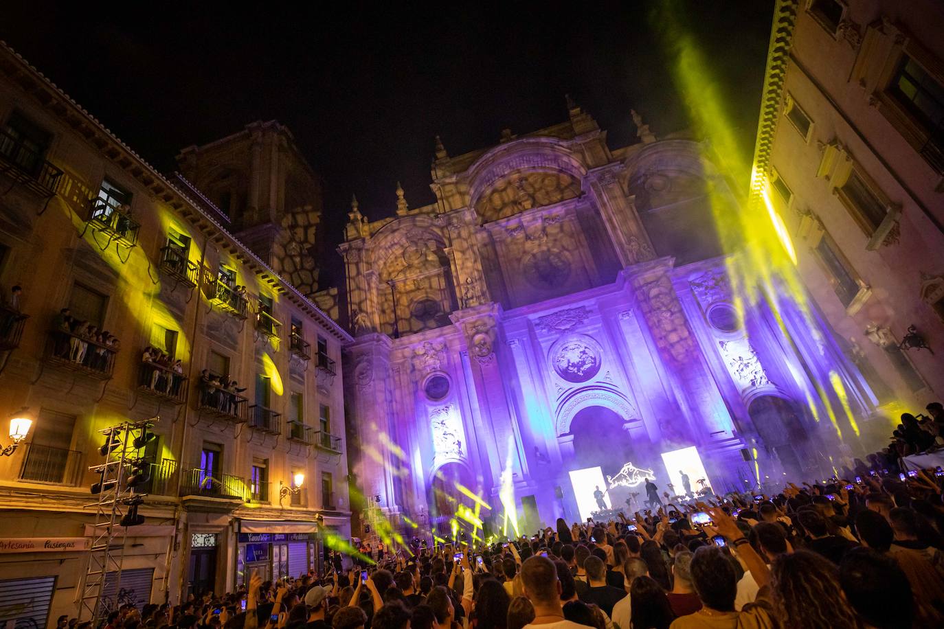 Ambos artistas se dieron en la noche del viernes la mano ante una Granada atiborrada de seguidores 