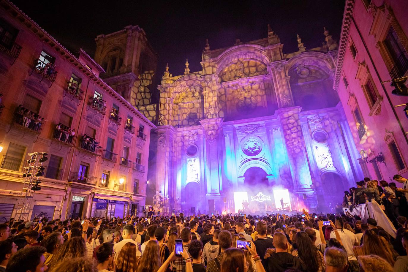 Ambos artistas se dieron en la noche del viernes la mano ante una Granada atiborrada de seguidores 