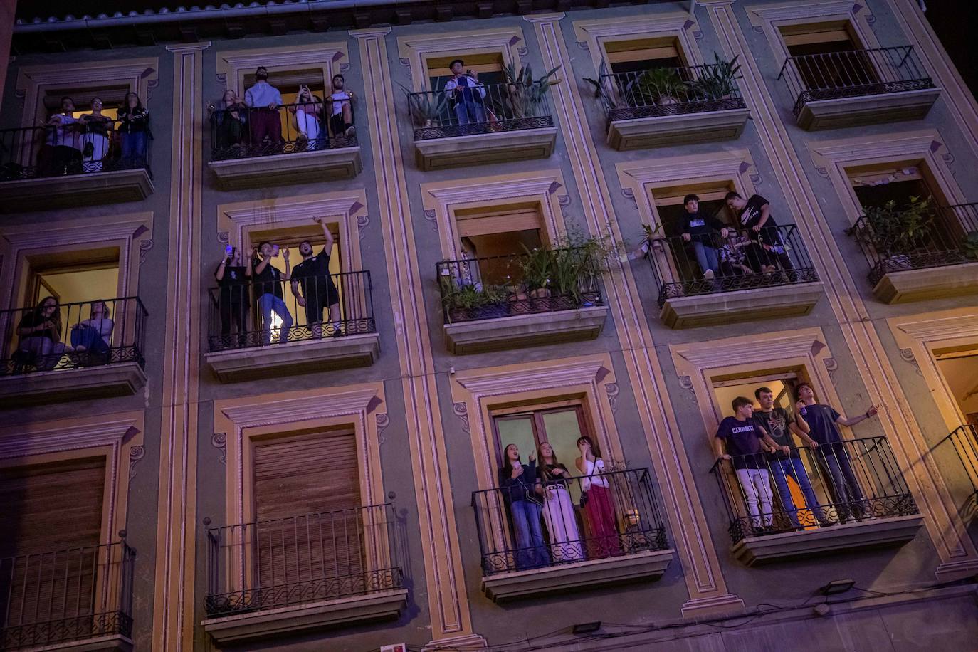 Ambos artistas se dieron en la noche del viernes la mano ante una Granada atiborrada de seguidores 