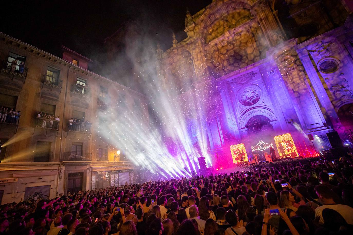 Ambos artistas se dieron en la noche del viernes la mano ante una Granada atiborrada de seguidores 